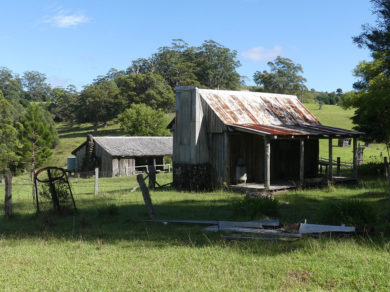 house_barn_at_entry.jpg